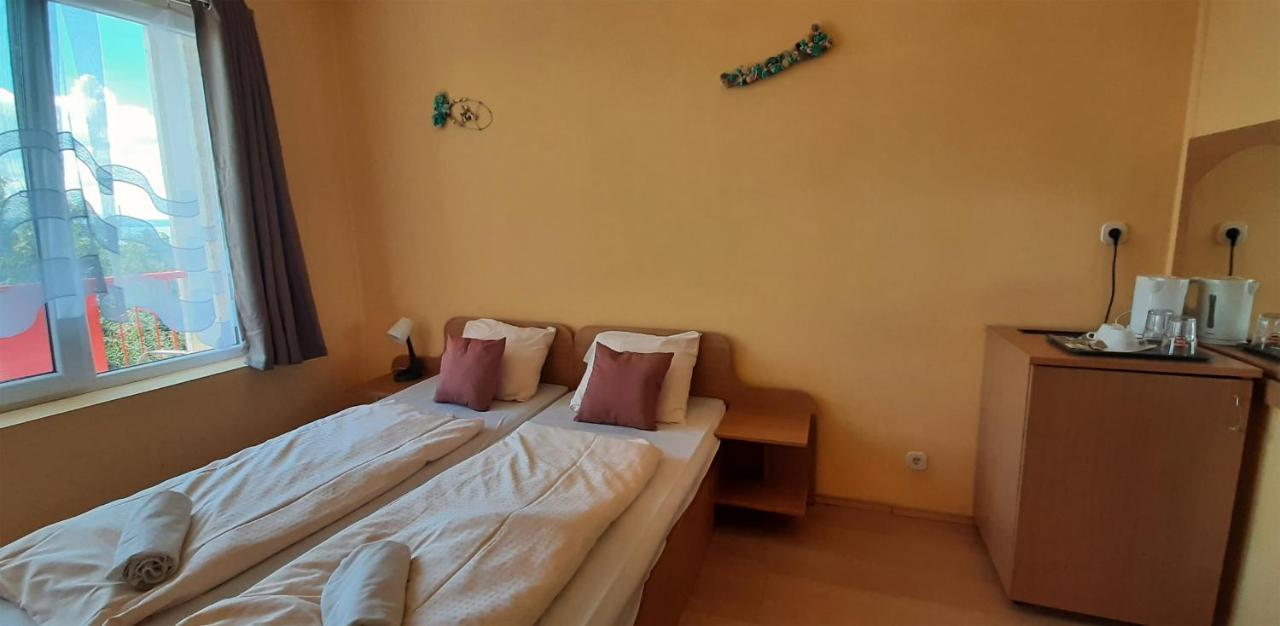 Manuela Ifjusagi Hotel بالاتونفوريد المظهر الخارجي الصورة